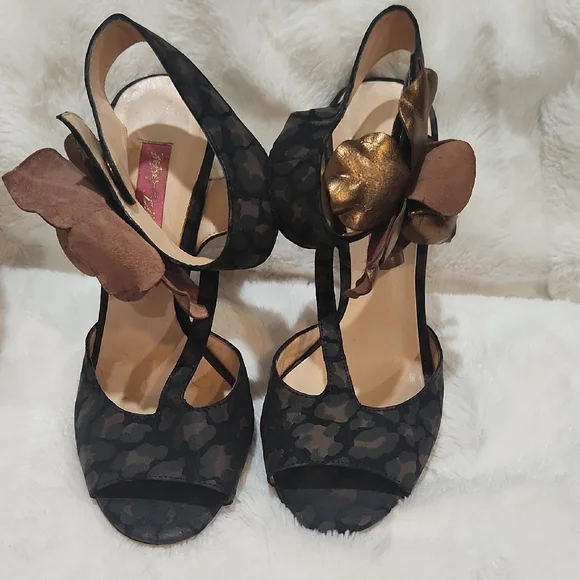Betsey Johnson Black and Metallic Gold Floral Heels - Picture 1 of 7